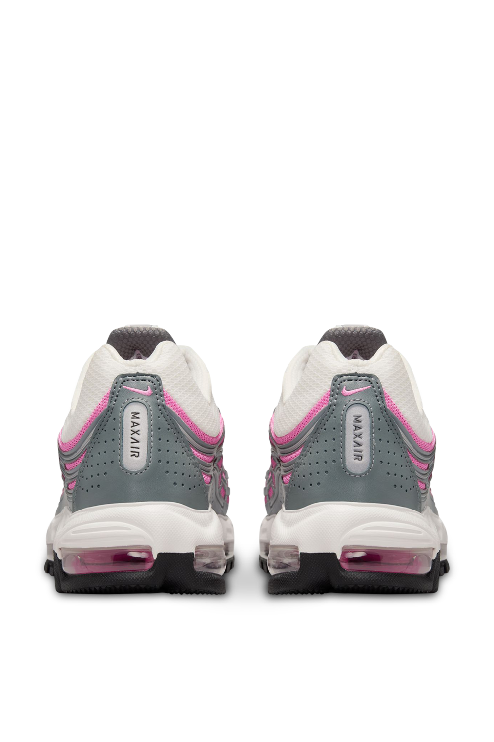 תמונת תקריב של נעלי סניקרס אייר מקס טי. אל 2.5
