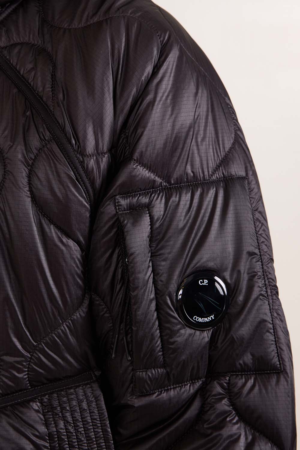 תמונת תקריב דוגמן של מעיל פוך