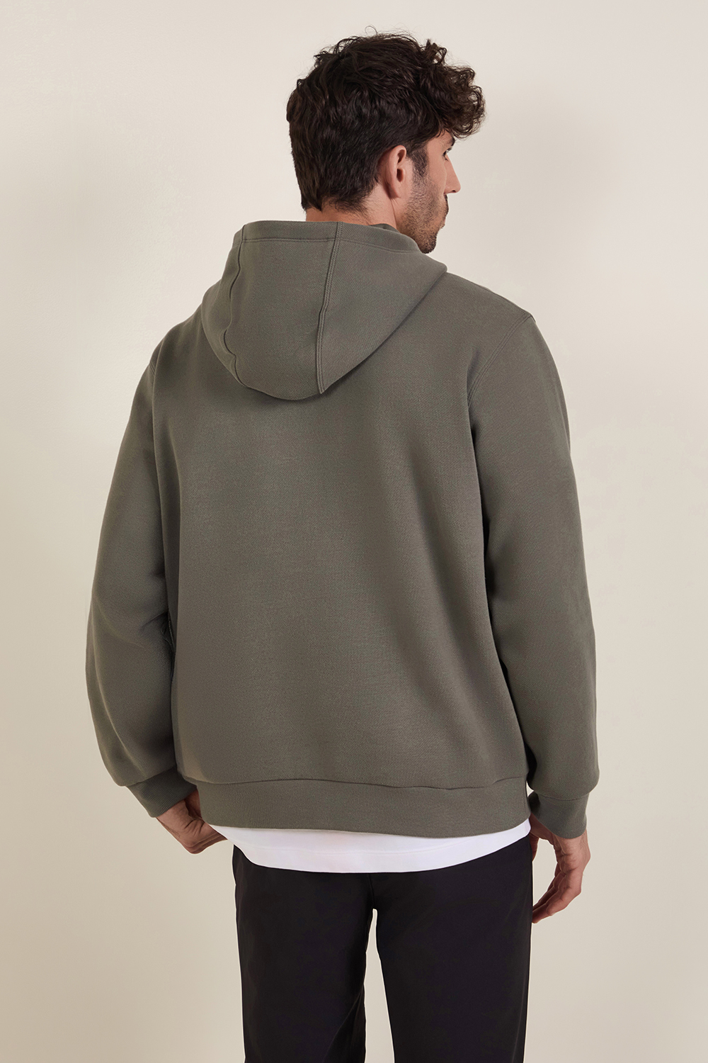 תמונת דוגמן אחורית של Steady State Pullover Hoodie