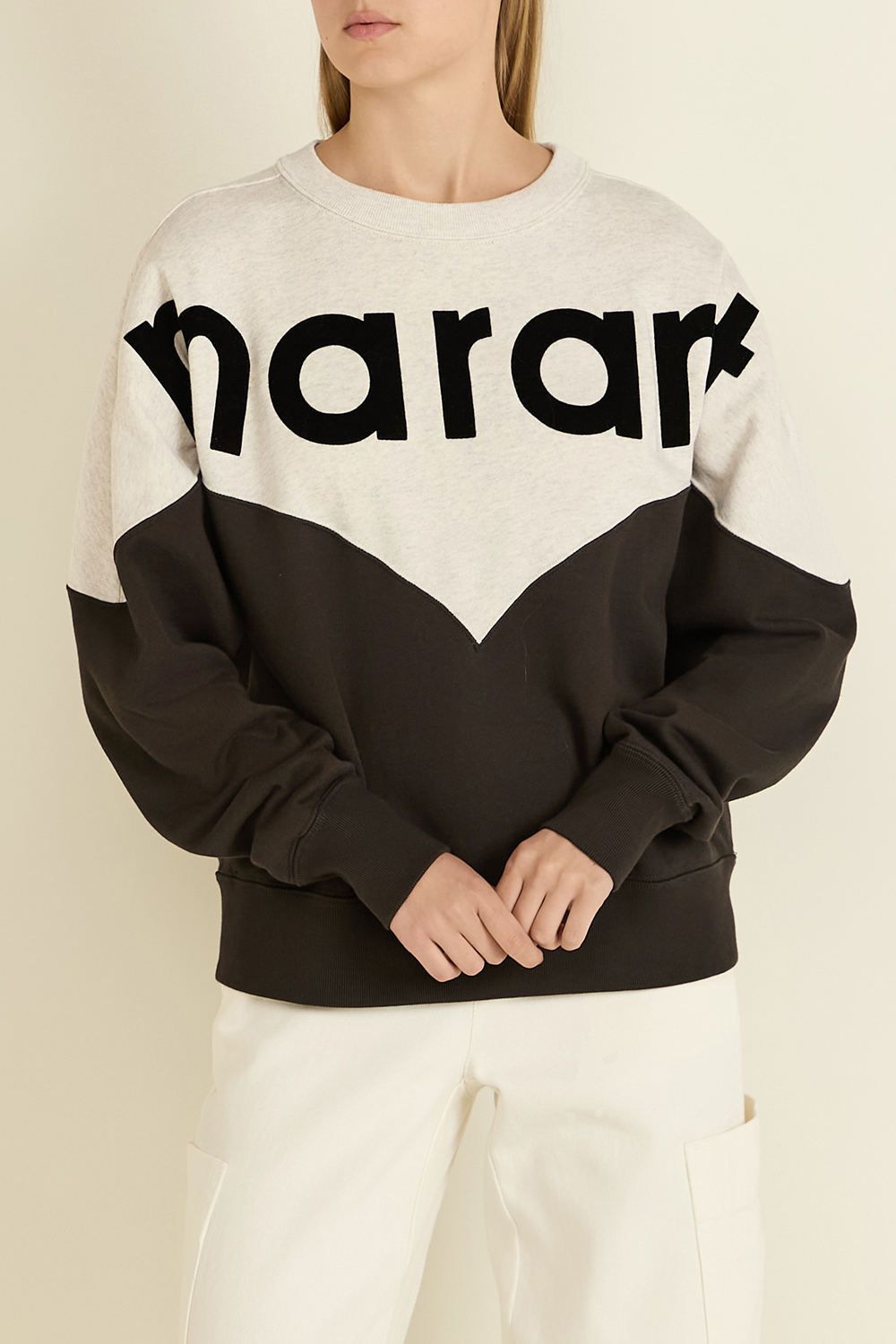 תמונת דוגמן קידמית של סווטשירט עם צווארון מעוגל