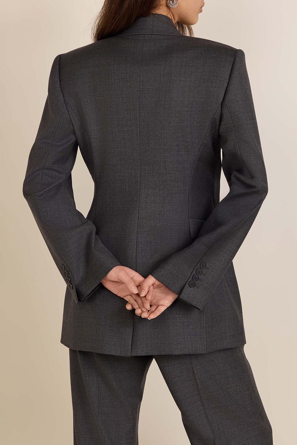 תמונת דוגמן אחורית של בלייזר מחויט