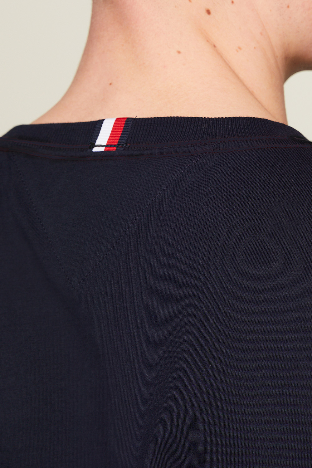 תמונת תקריב דוגמן של חולצת טי