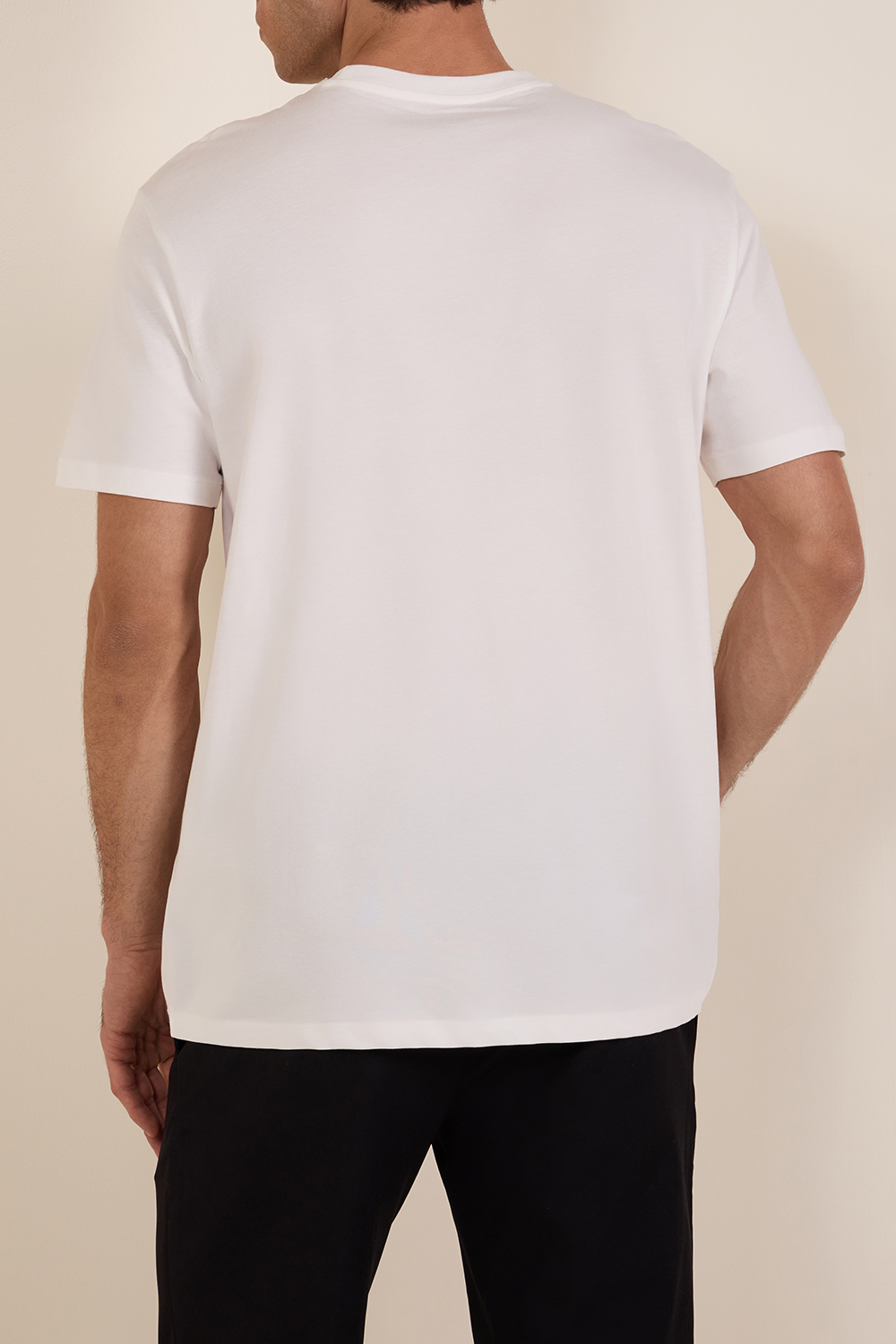 תמונת דוגמן אחורית של חולצת טי