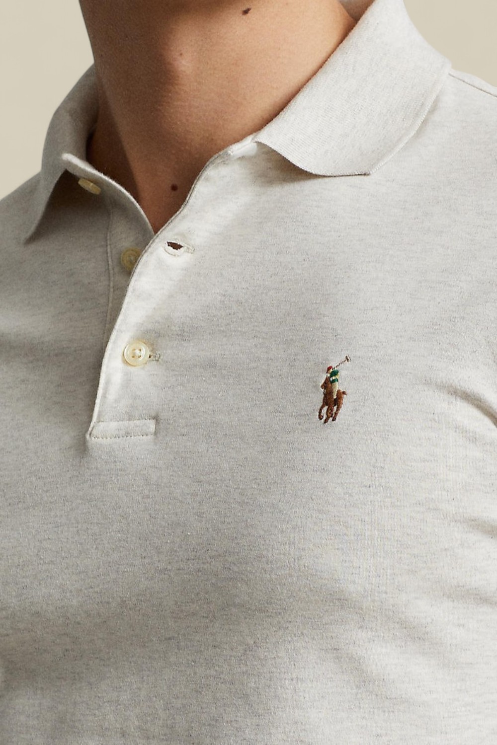 תמונת תקריב דוגמן של חולצת פולו