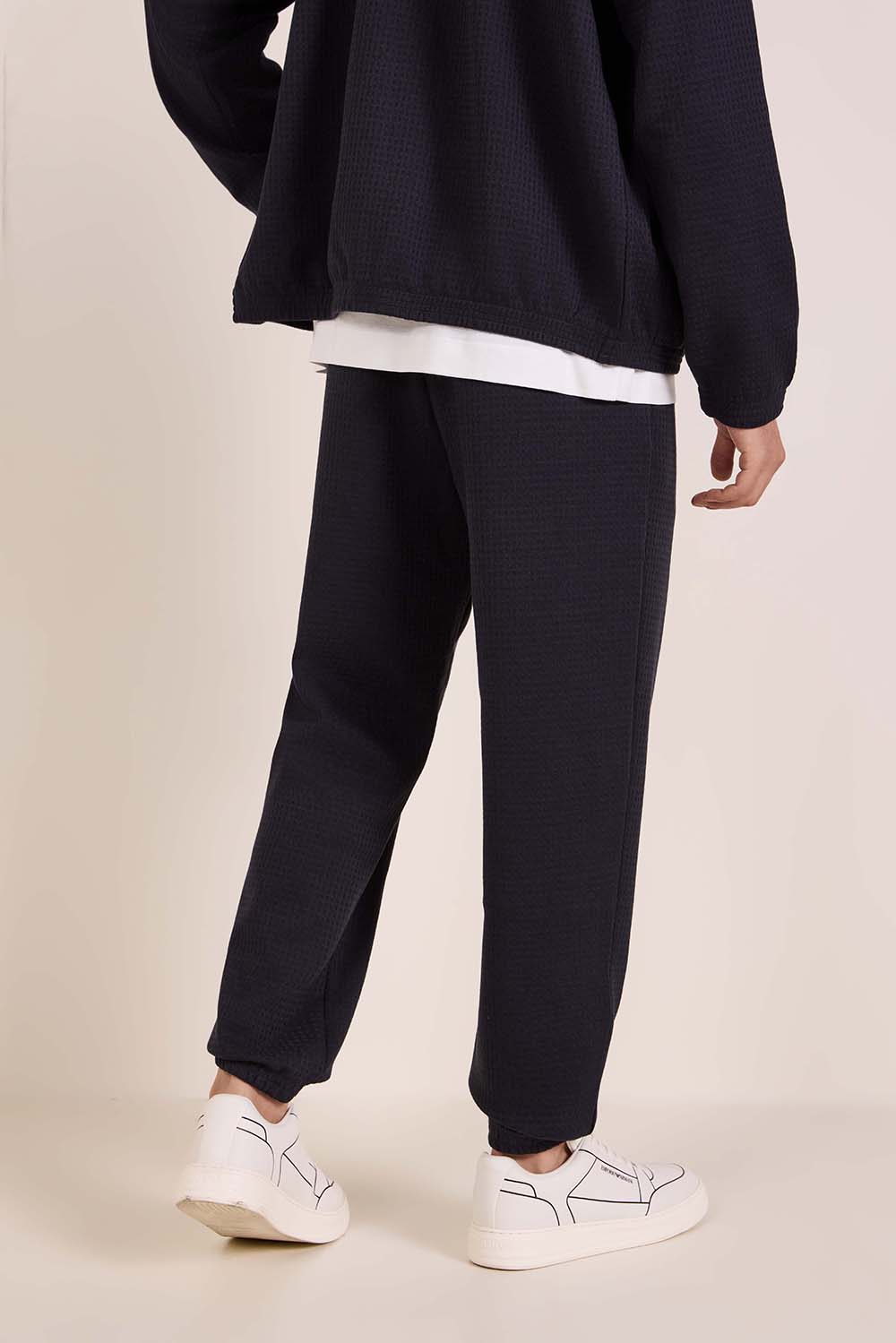 תמונת דוגמן אחורית של מכנסיים ופל