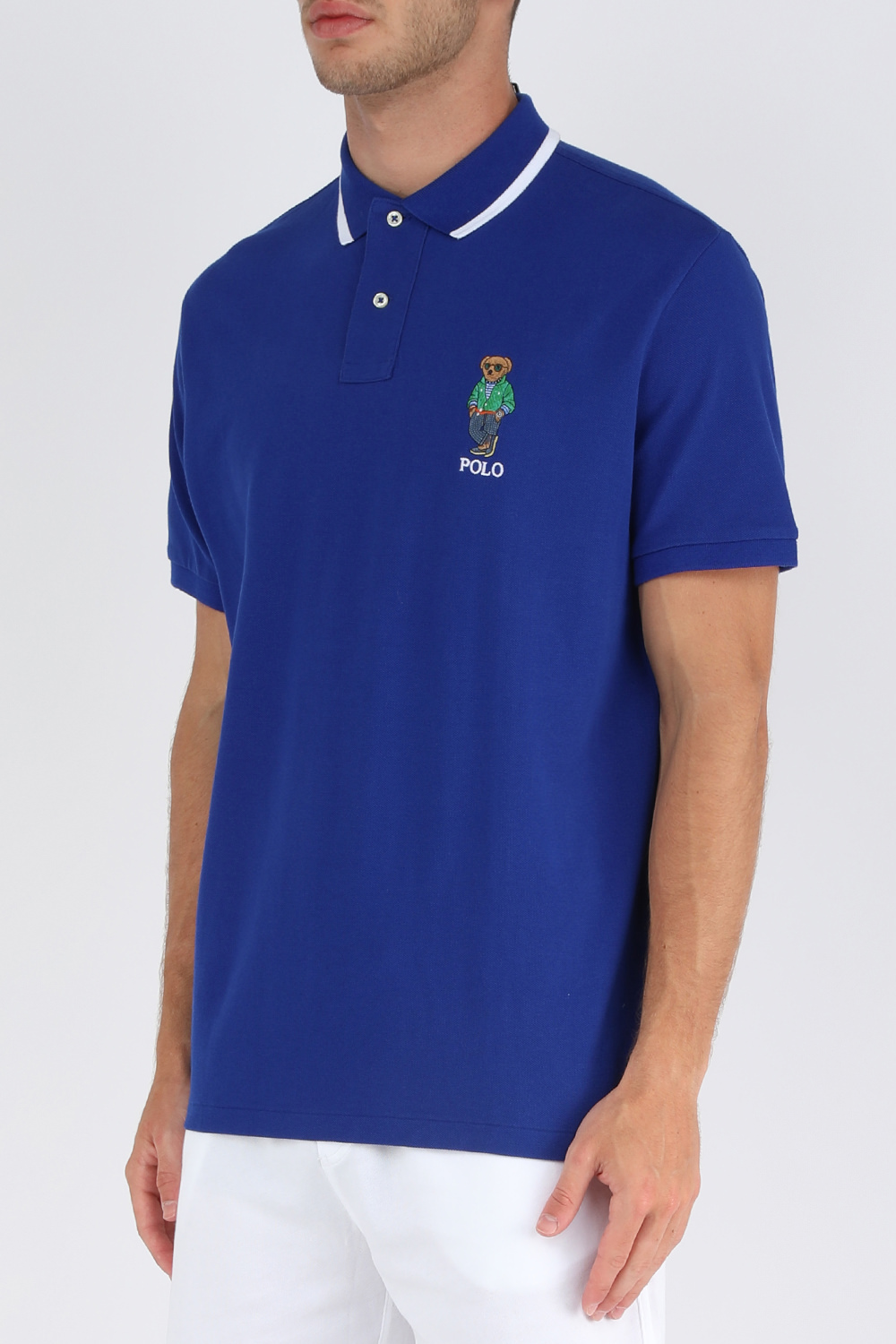 תמונת דוגמן קידמית של חולצת פולו כחולה עם דובי רקום