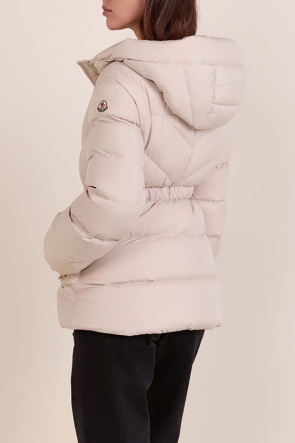 תמונת דוגמן אחורית של מעיל פוך