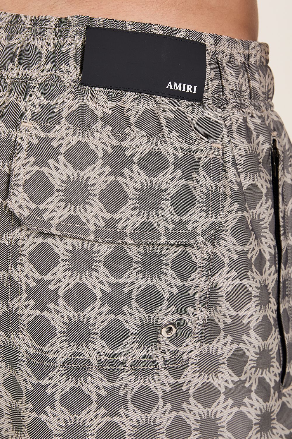 תמונת תקריב דוגמן של מכנסי בגד ים