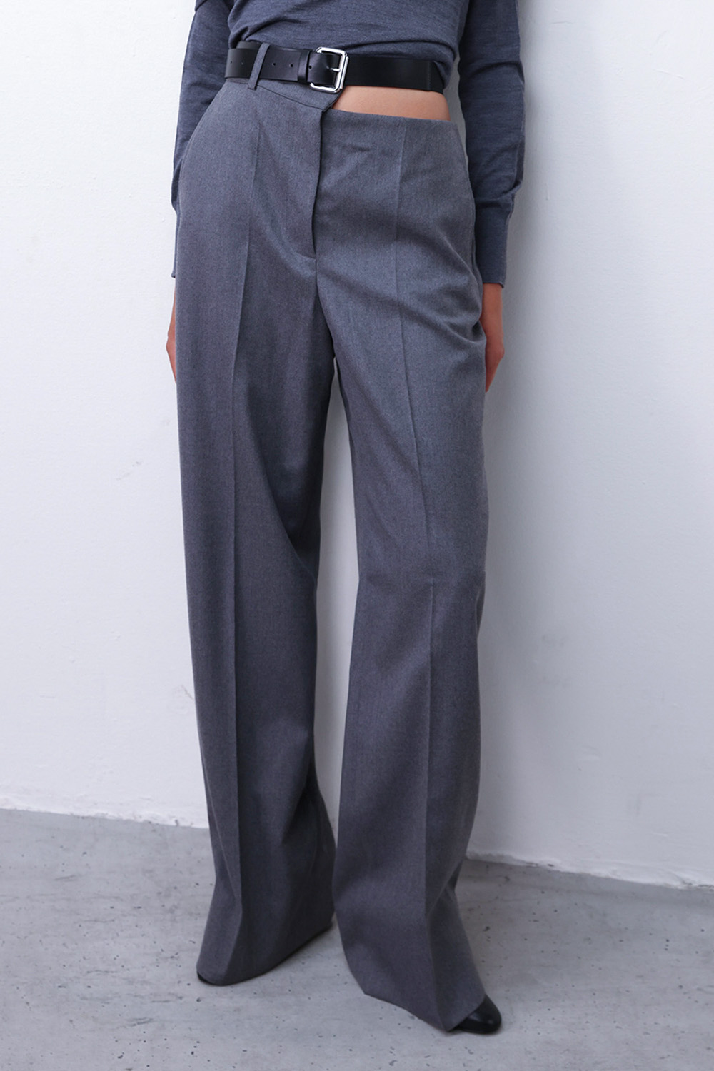 תמונת דוגמן קידמית של מכנסיים מחויטים