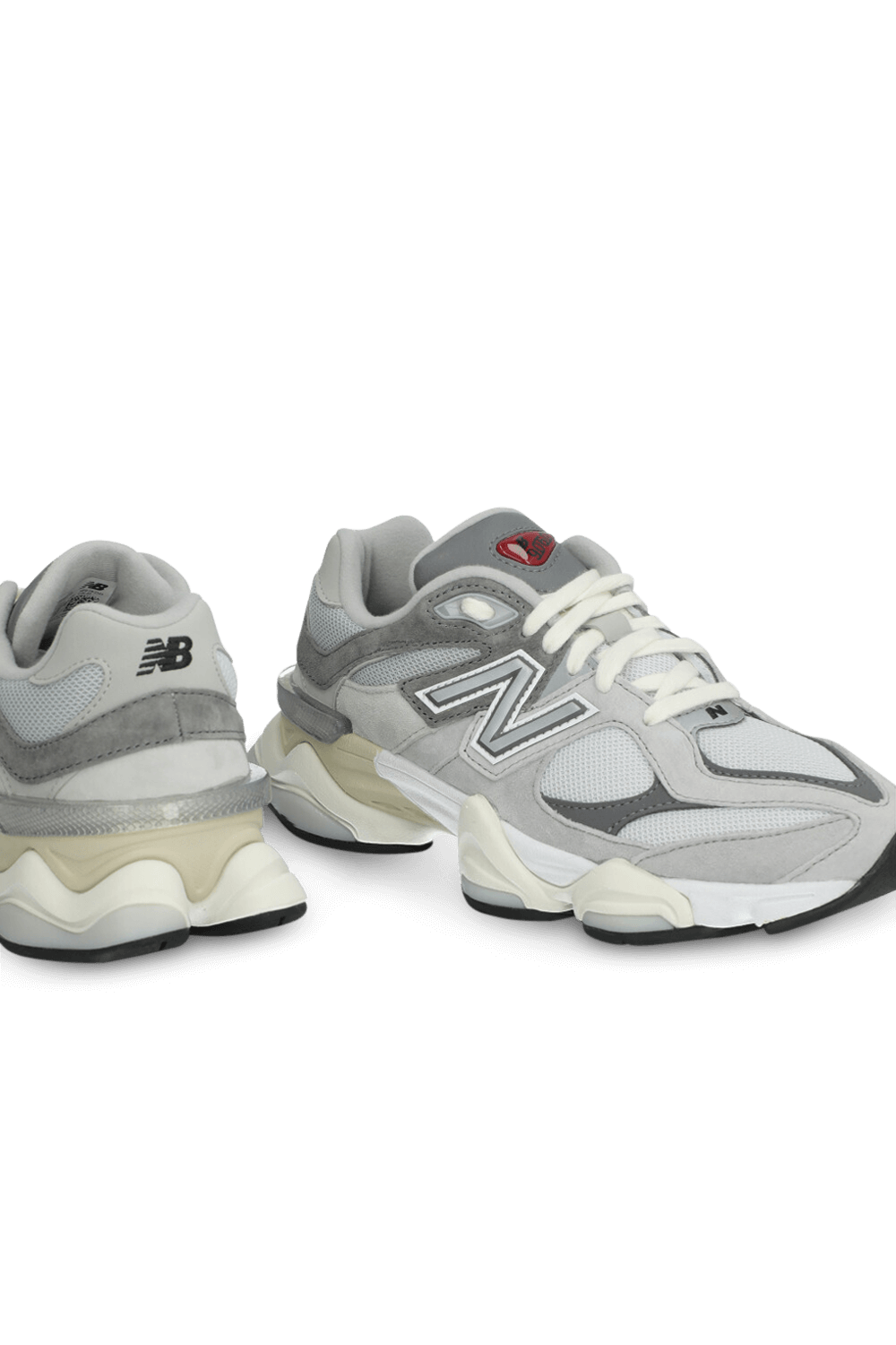 תמונת תקריב של נעלי סניקרס 9060