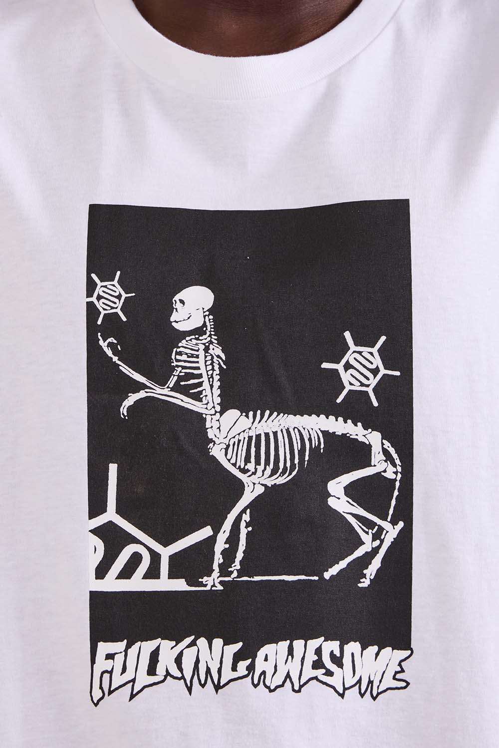 תמונת דוגמן אחורית של חולצת טי