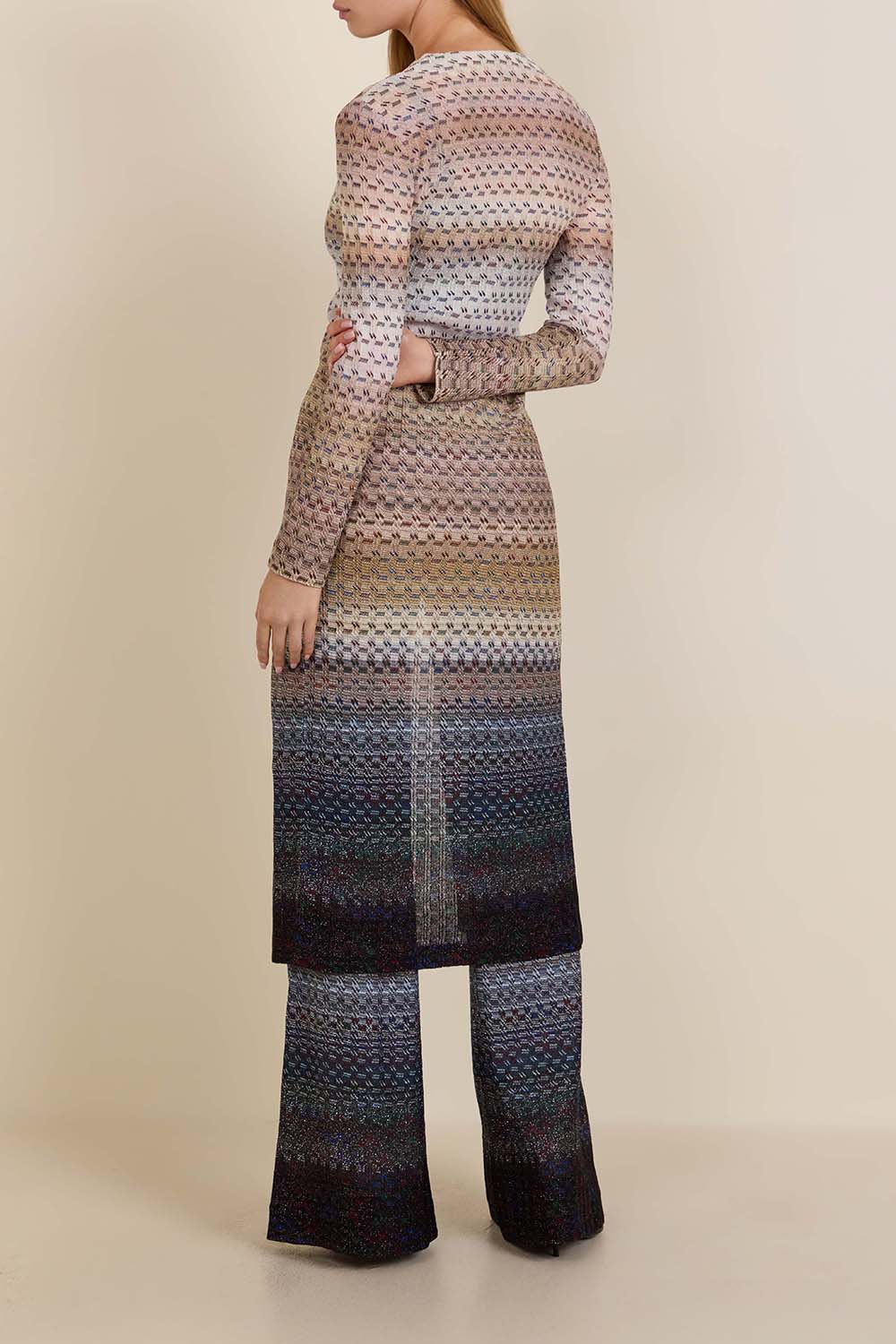 תמונת דוגמן אחורית של קרדיגן ארוך