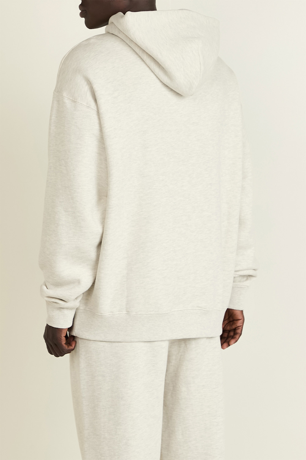 תמונת תקריב דוגמן של סווטשירט קפוצ'ון