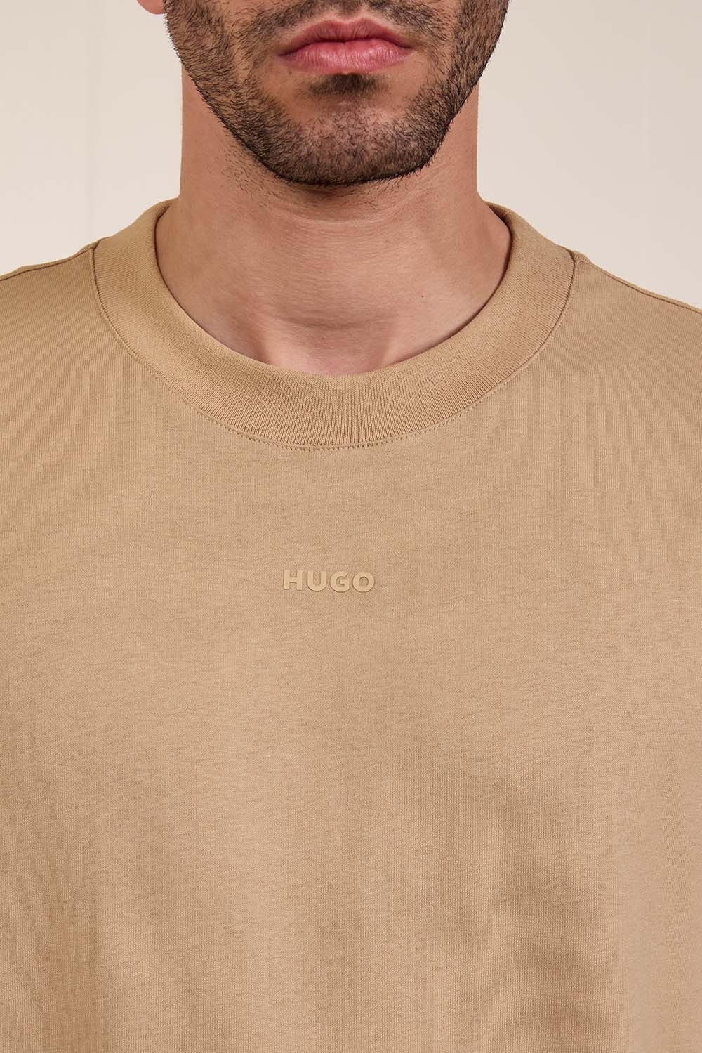 תמונת תקריב דוגמן של חולצת טי