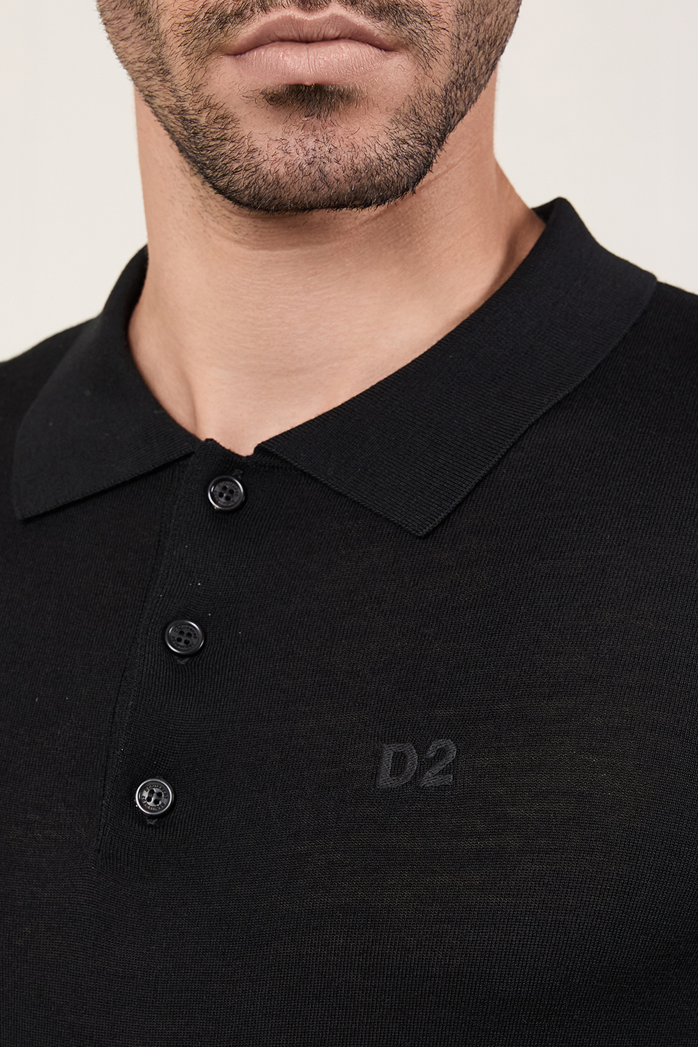 תמונת תקריב דוגמן של חולצת פולו קצרה