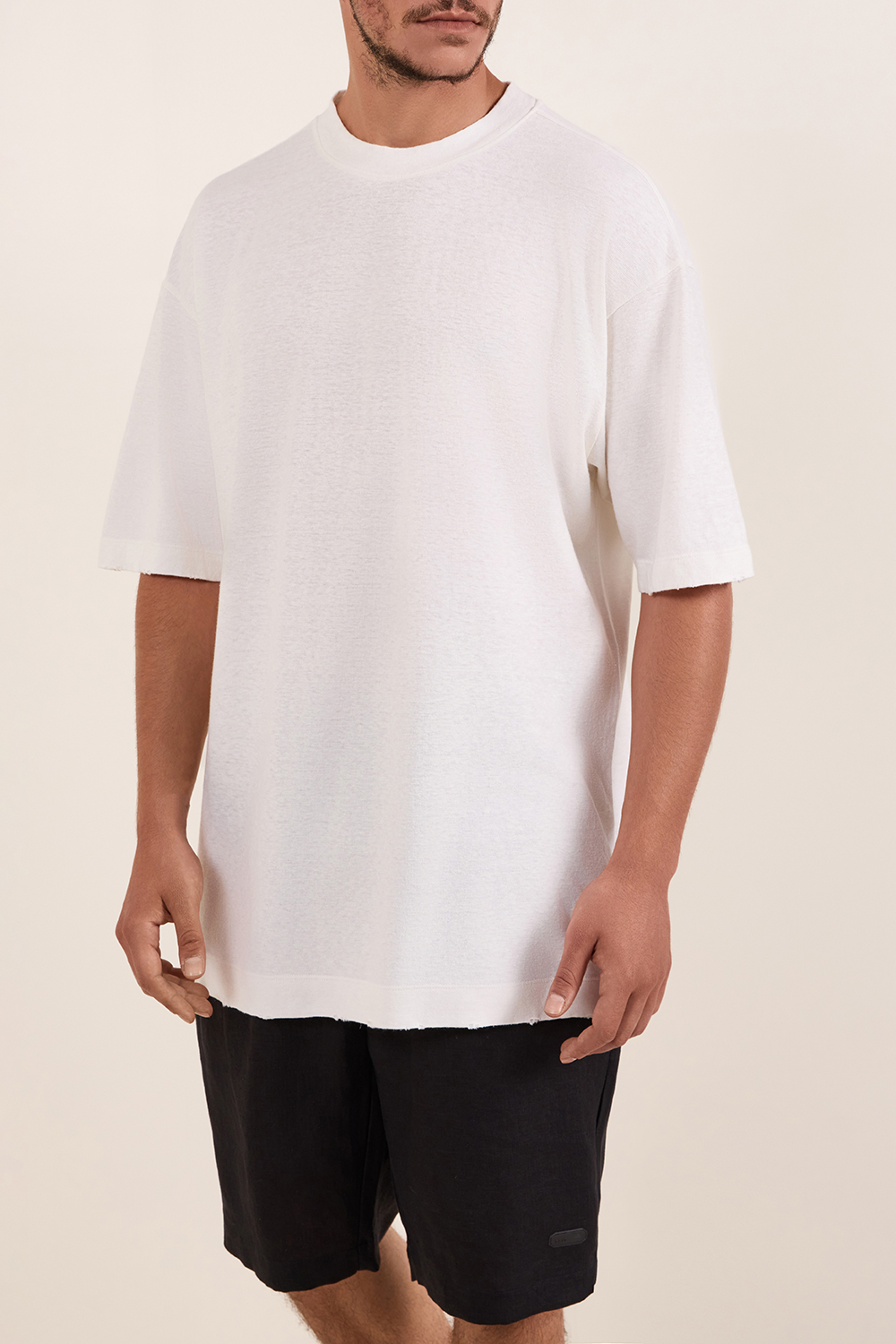 תמונת דוגמן קידמית של חולצת טי בגזרה משוחררת