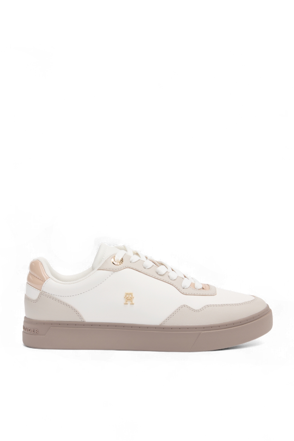 תמונה קידמית של נעלי סניקרס