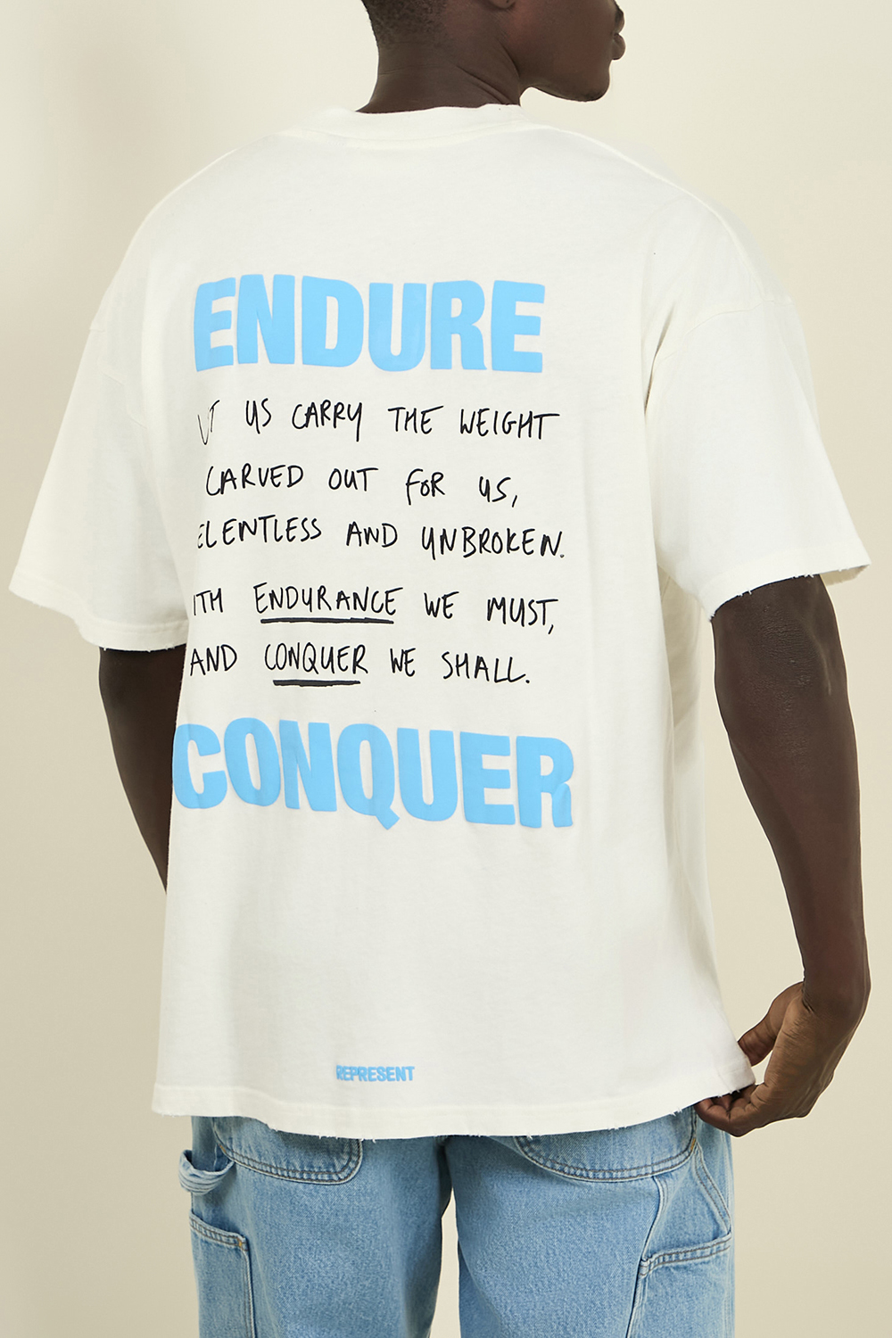 תמונת תקריב דוגמן של חולצת טי אטלס אוברסייז