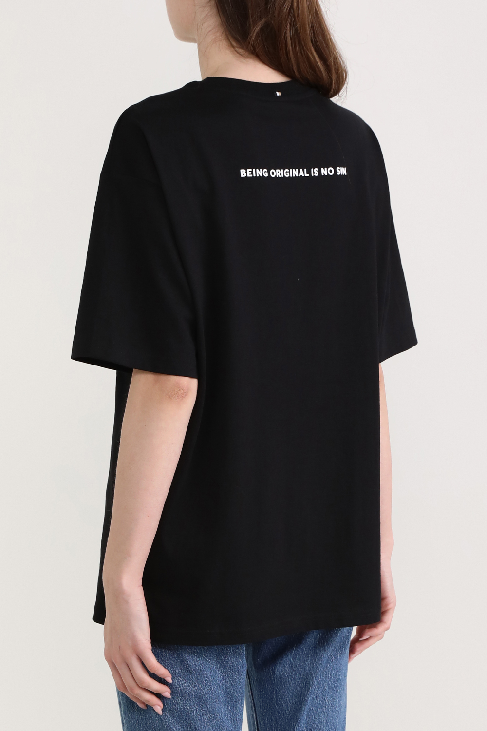 תמונת דוגמן אחורית של חולצת טי עם הדפס פרידה קאלו