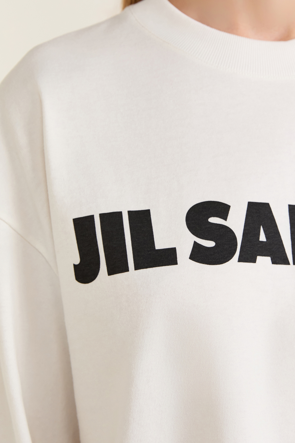 תמונת תקריב דוגמן של חולצת טי עם שרוולים ארוכים