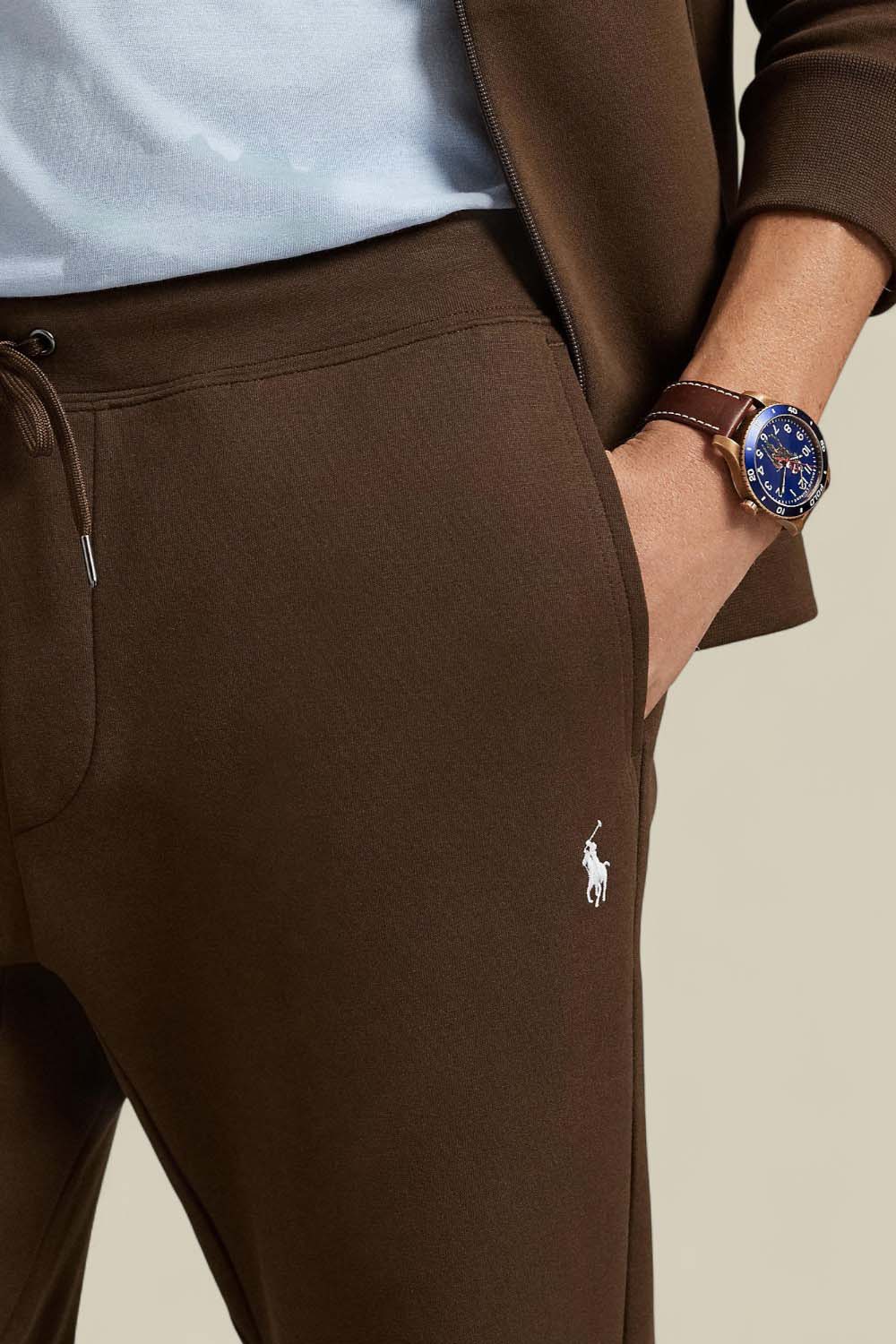 תמונת תקריב דוגמן של מכנסי ג'וג סלים פיט