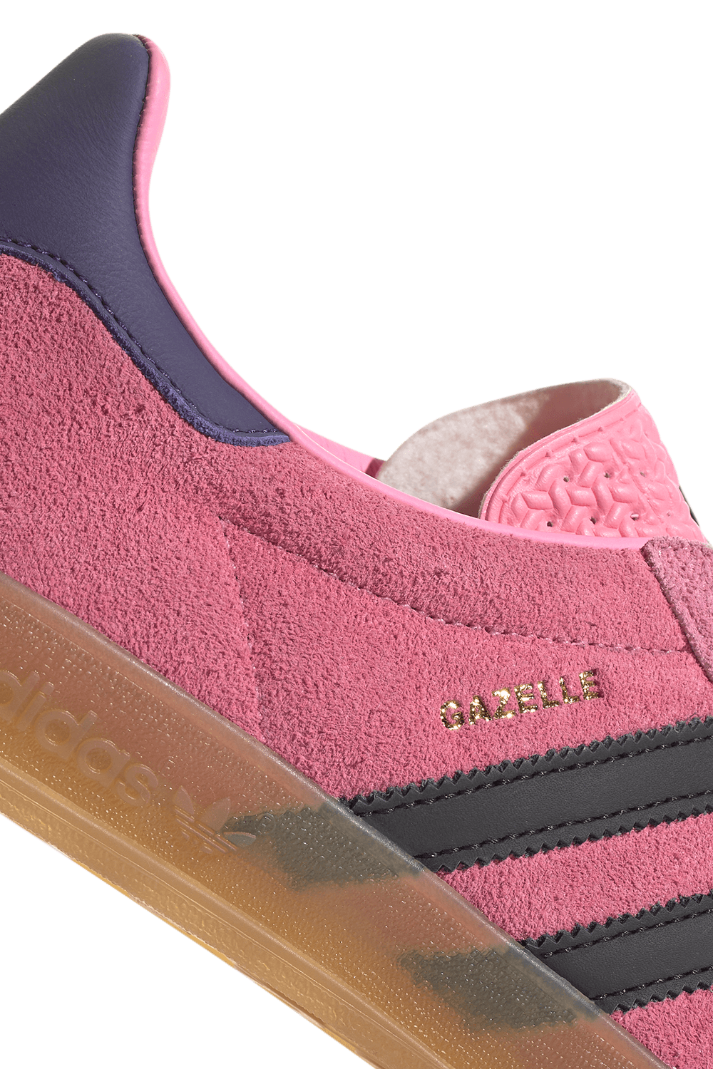 תמונת פנים של נעלי סניקרס גזל אינדור