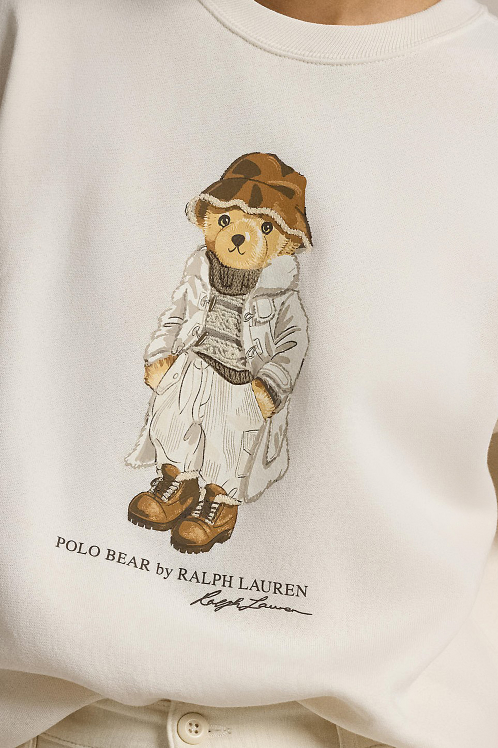 תמונת תקריב דוגמן של סווטשירט עם צווארון מעוגל