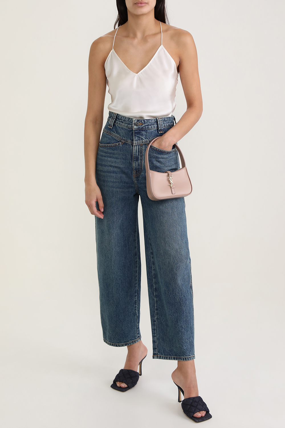 תמונת דוגמן קידמית של תיק הובו מעור בגודל מיני