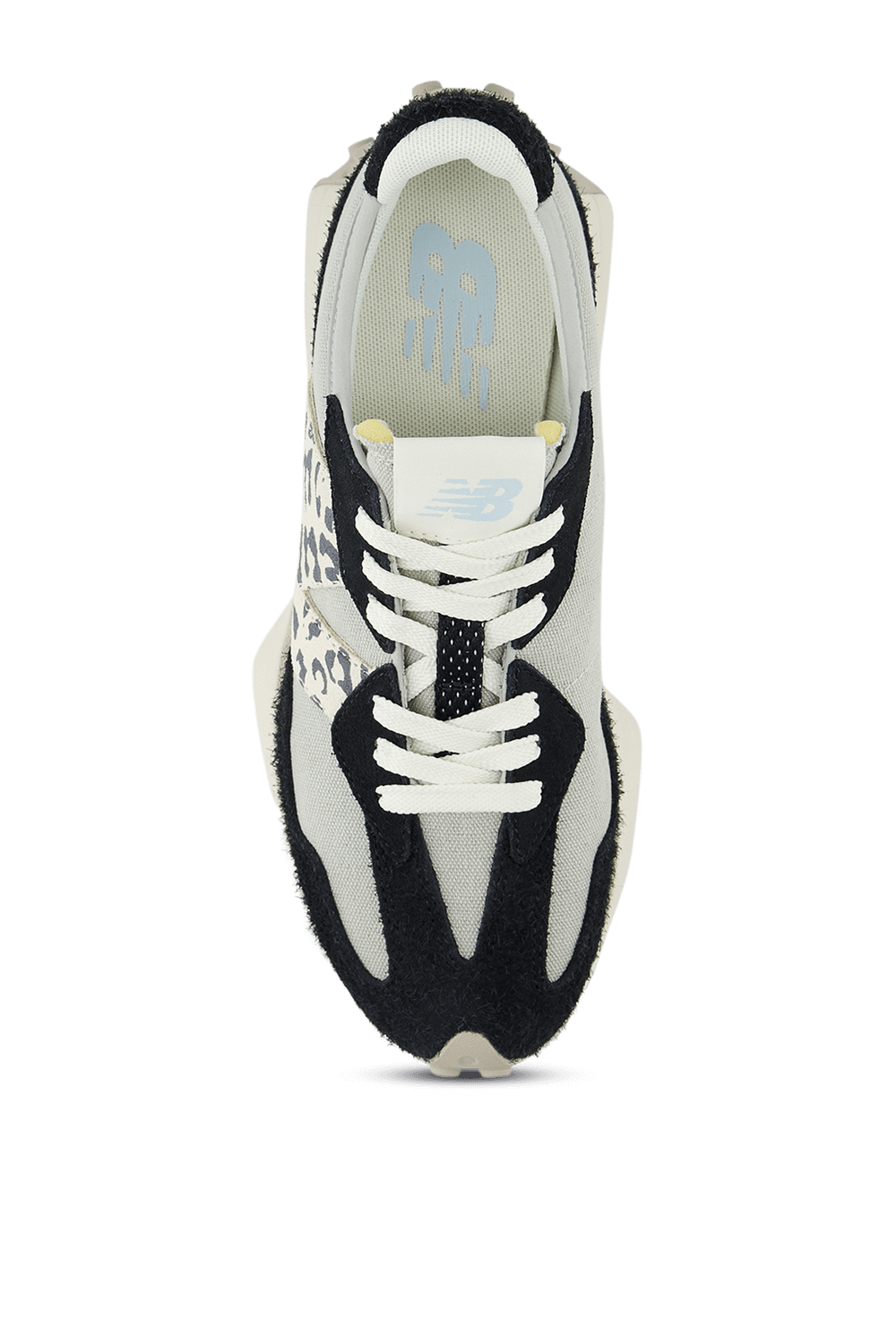 תמונת תקריב של נעלי סניקרס 327