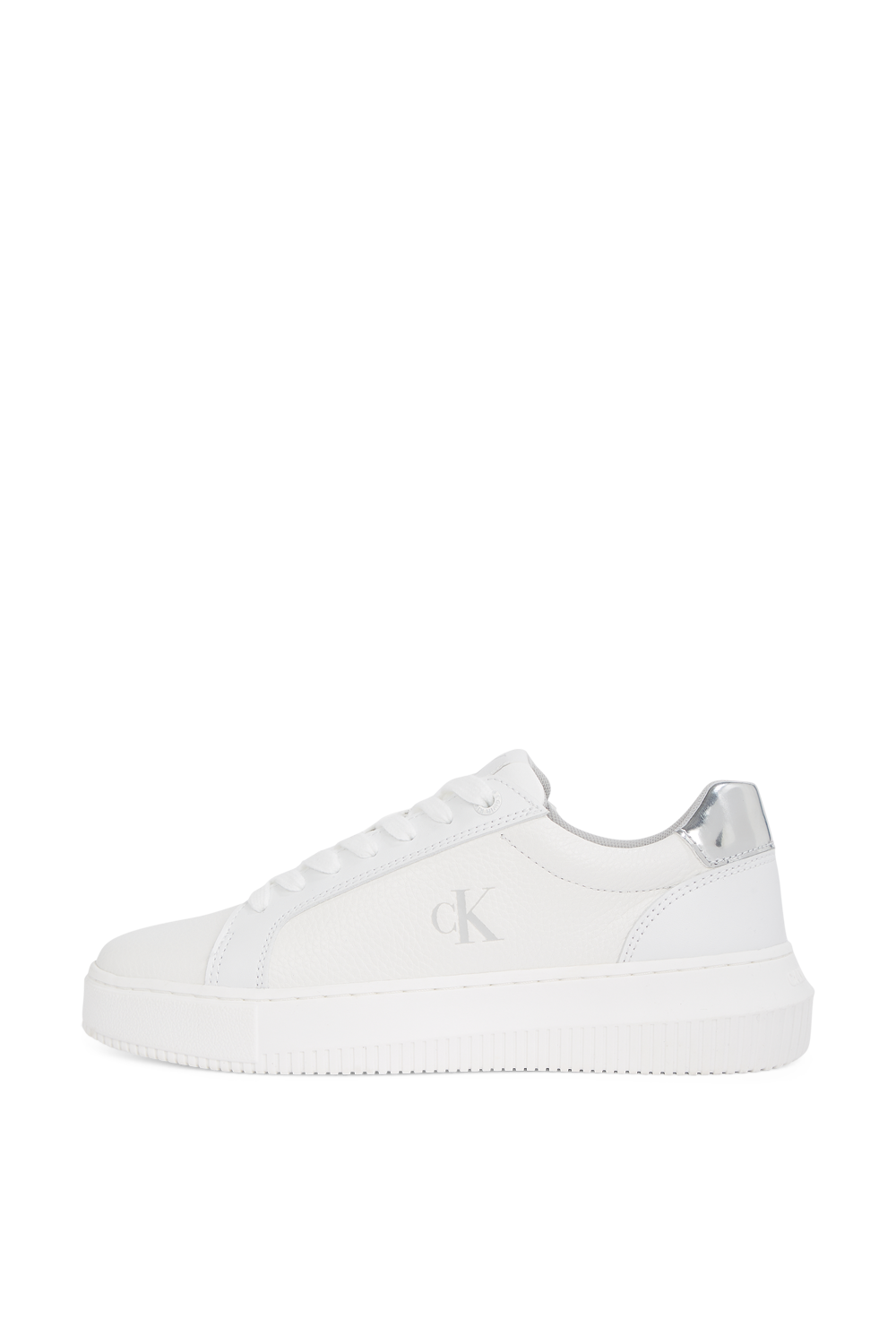 תמונה אחורית של נעלי סניקרס