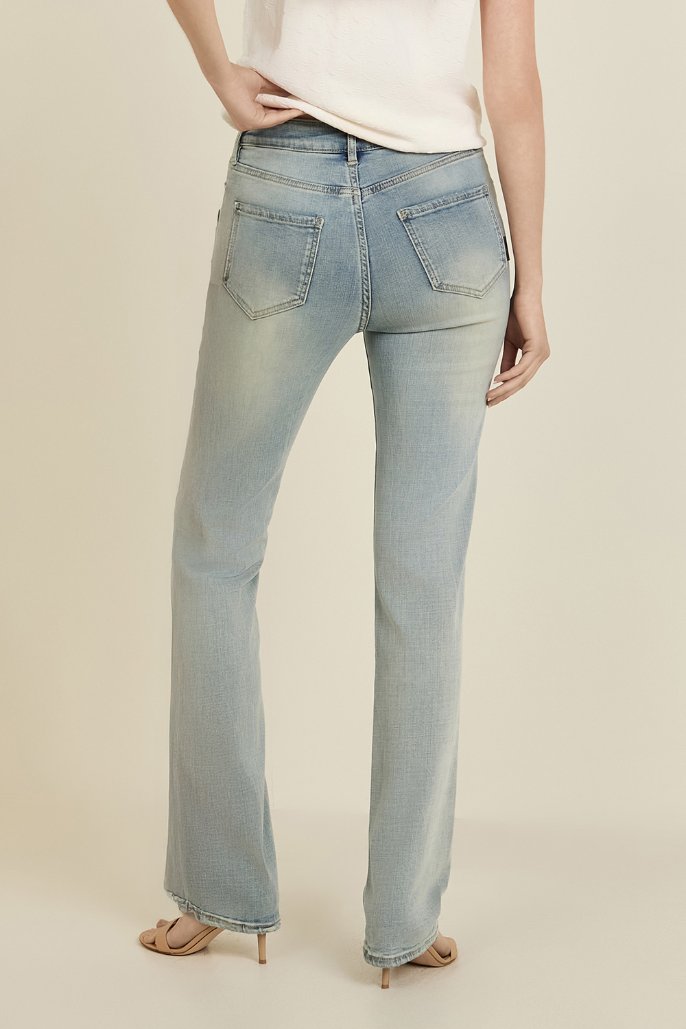 תמונת דוגמן אחורית של מכנסי ג'ינס סלים פיט