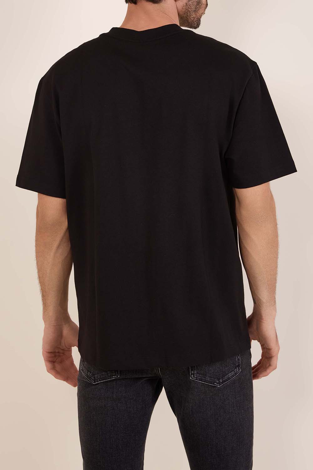 תמונת דוגמן אחורית של חולצת טי