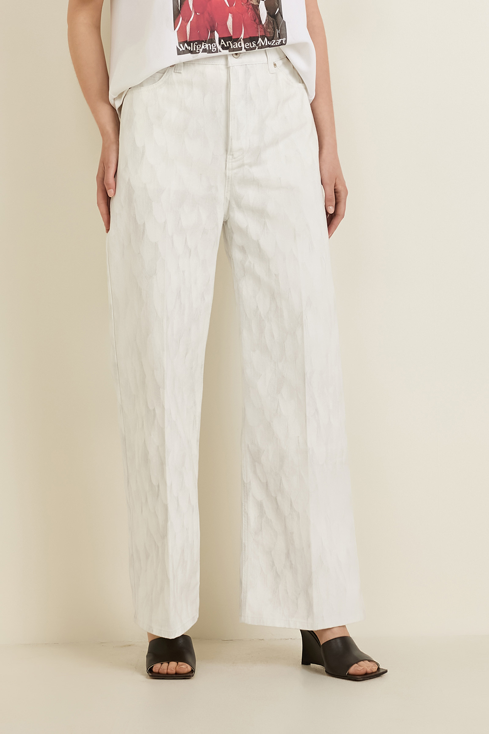 תמונת דוגמן קידמית של מכנסי ג'ינס בגזרה רחבה