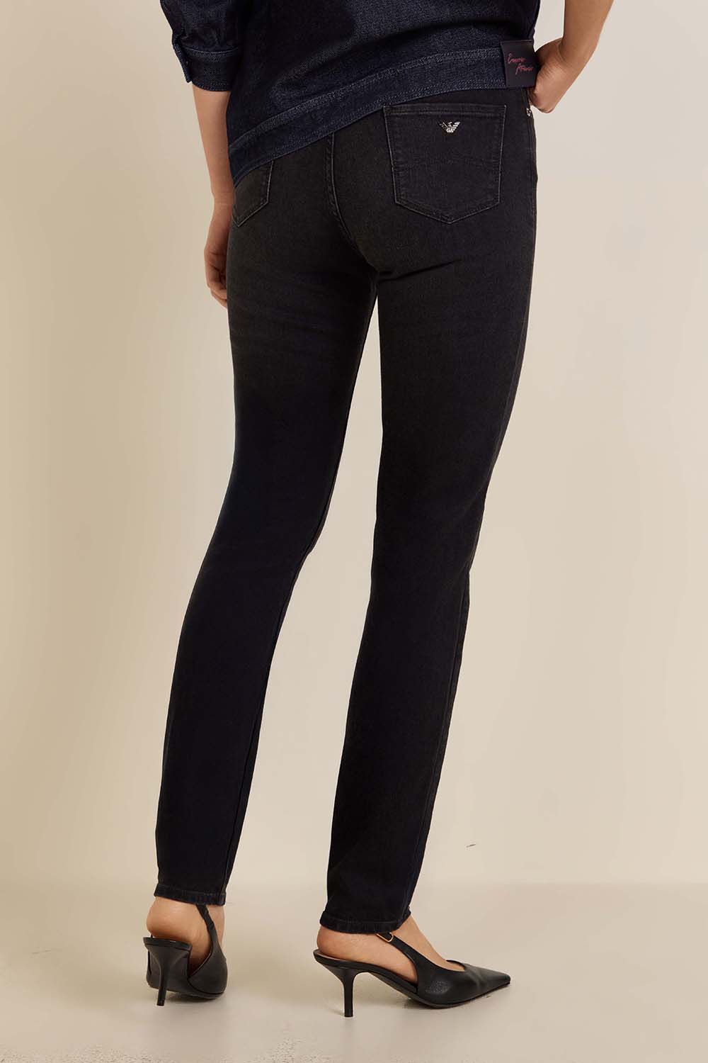 תמונת דוגמן אחורית של מכנסי ג'ינס בגזרה צמודה