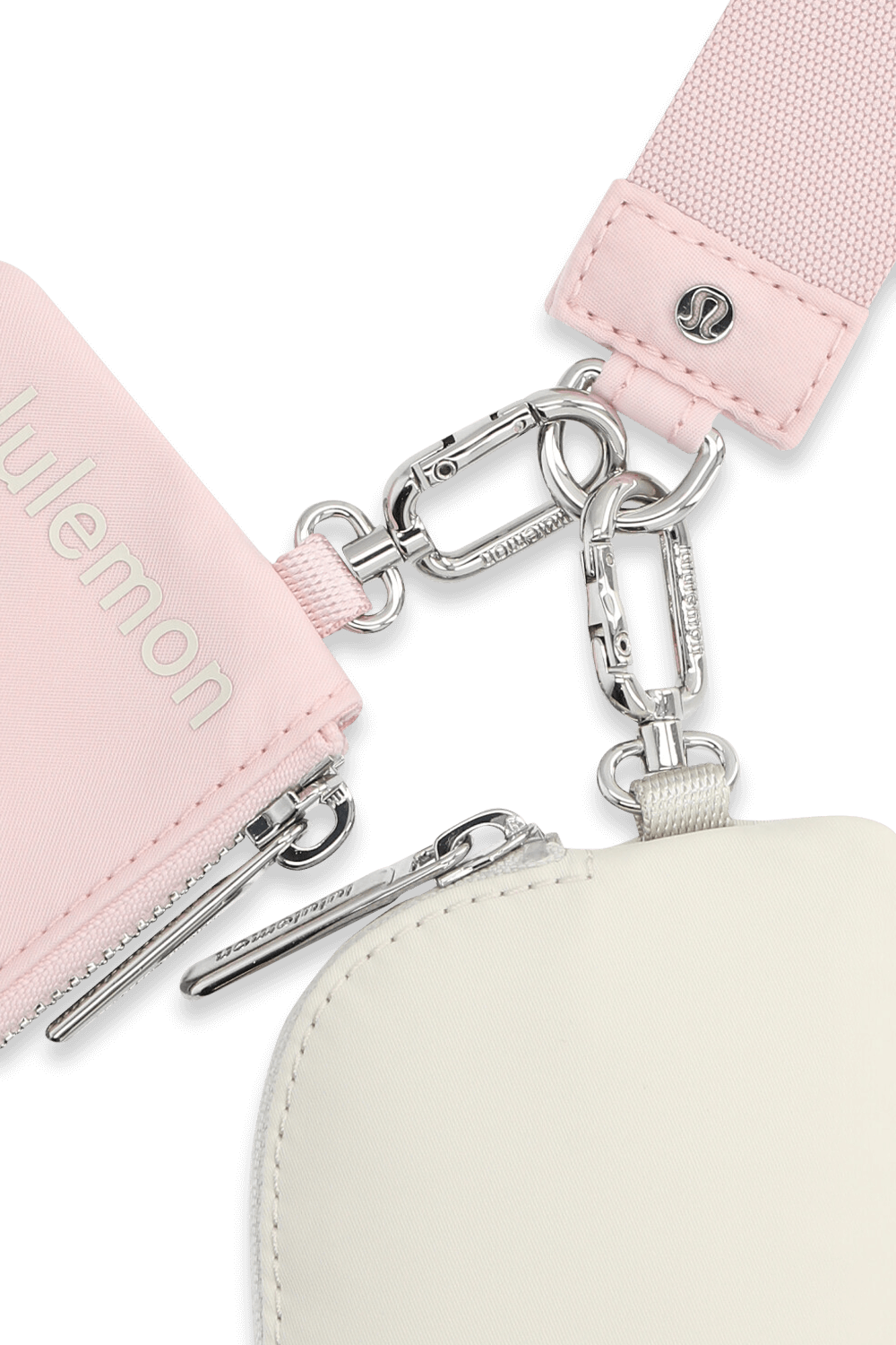 תמונת תקריב של Dual Pouch Wristlet