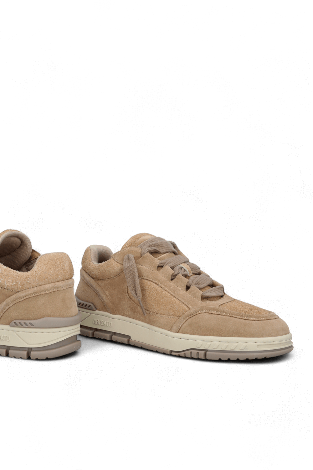 תמונת תקריב של נעלי סניקרס