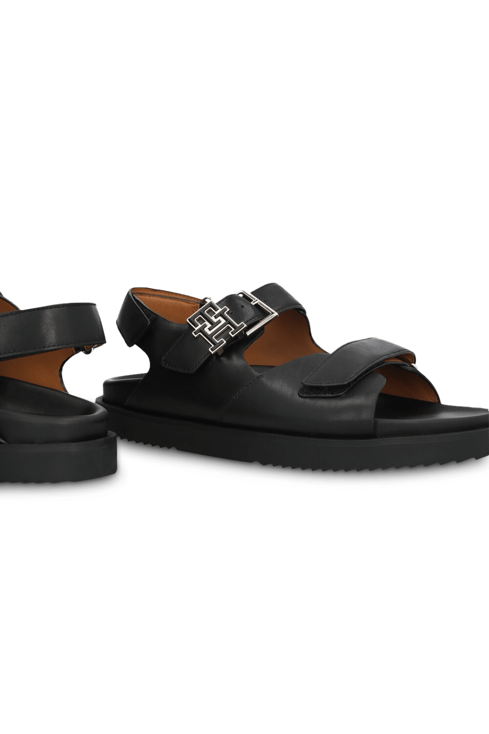 תמונת תקריב של סנדלי עור