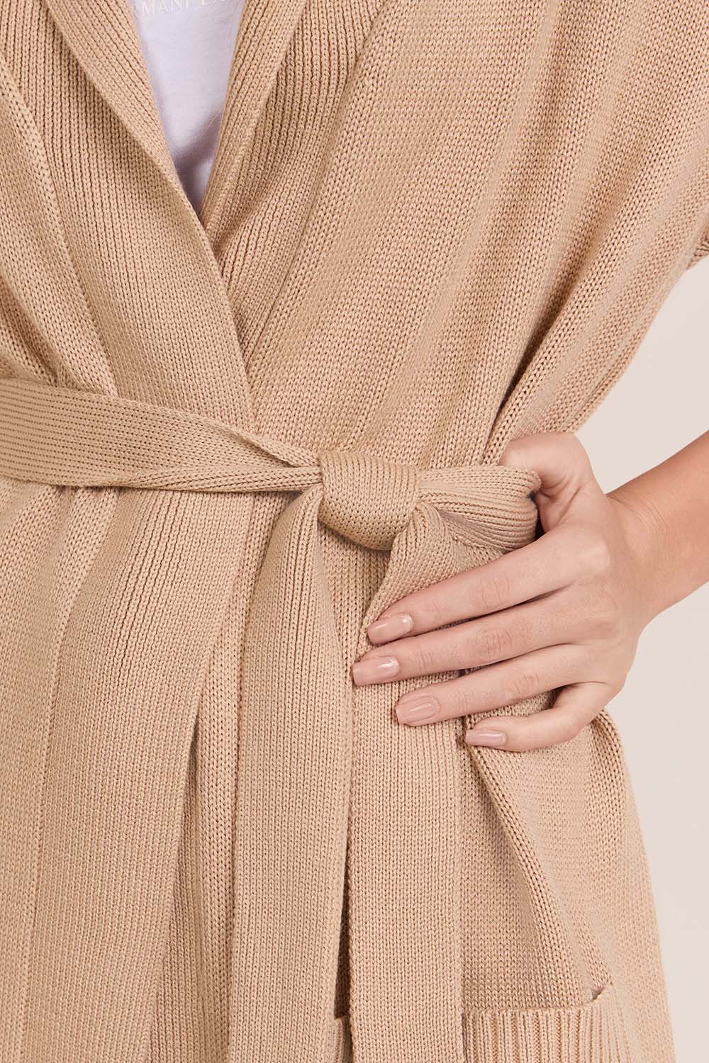 תמונת תקריב דוגמן של קרדיגן ארוך