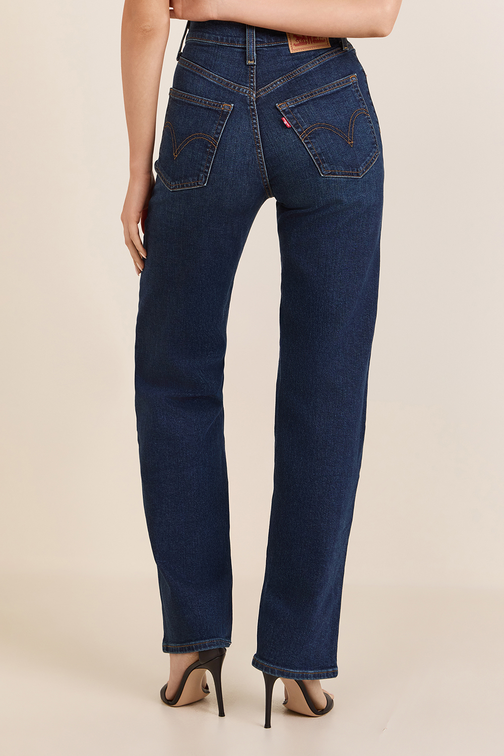 תמונת דוגמן אחורית של מכנסי ג'ינס בגזרה ישרה