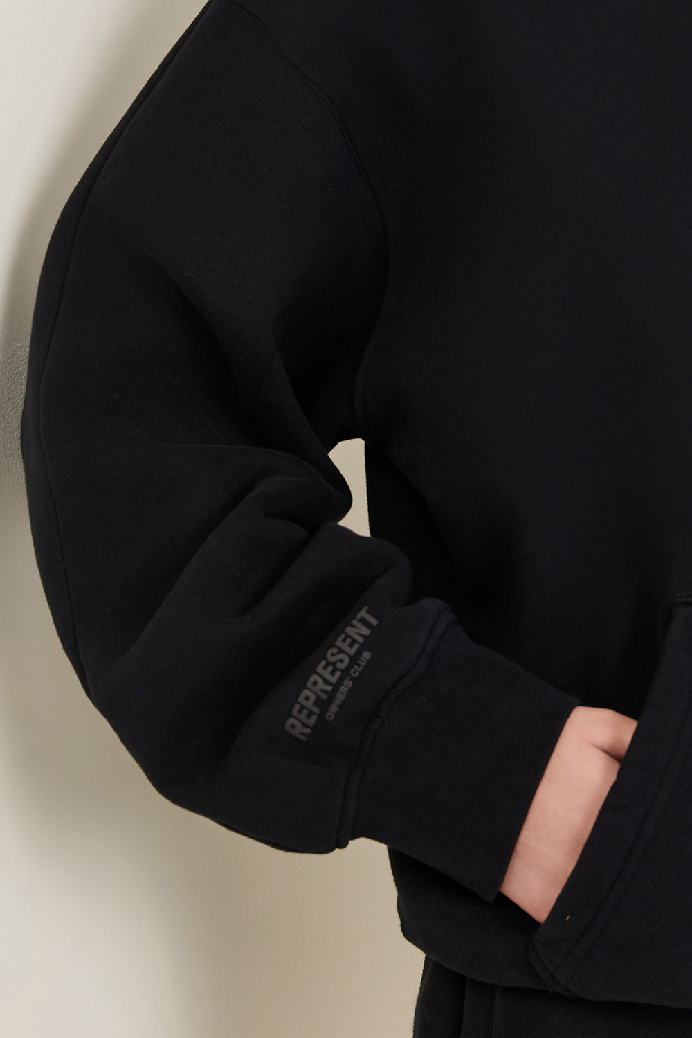 תמונת תקריב דוגמן של סווטשירט קפוצ'ון