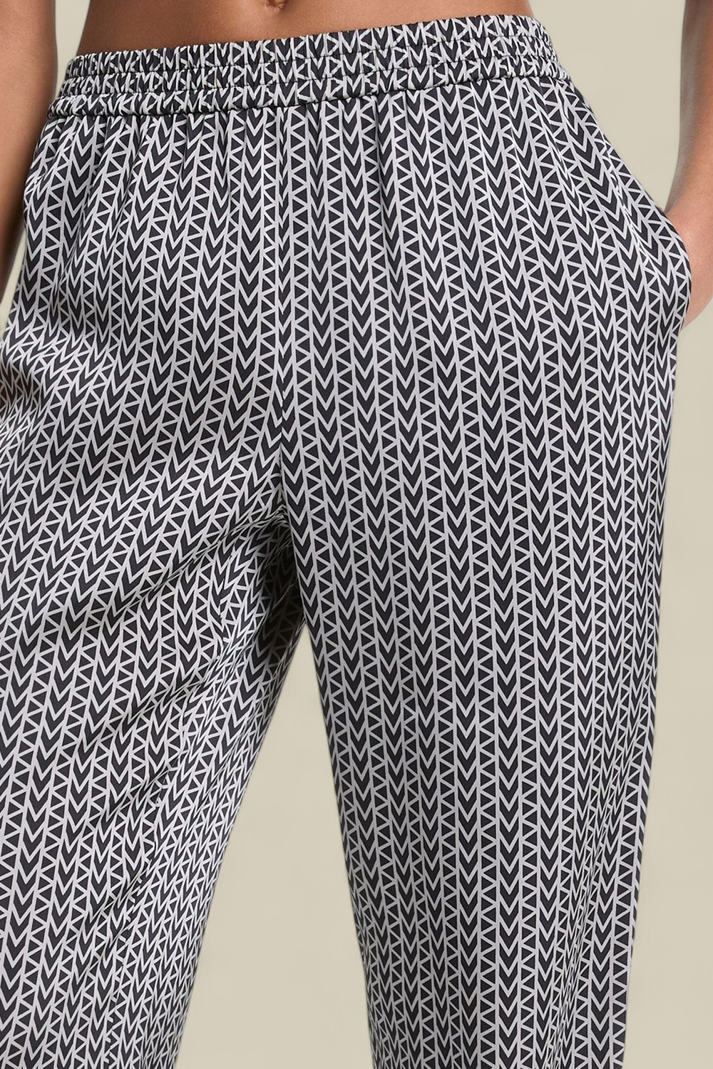 תמונת תקריב דוגמן של מכנסיים ארוכים בגזרה משוחררת