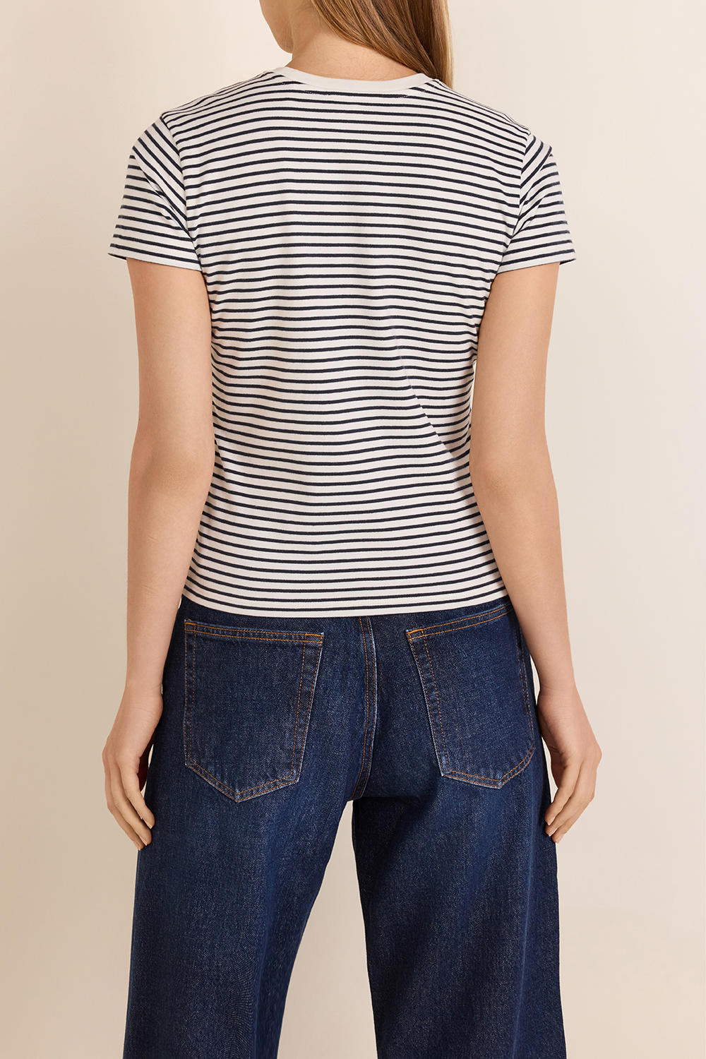 תמונת דוגמן אחורית של חולצת טי