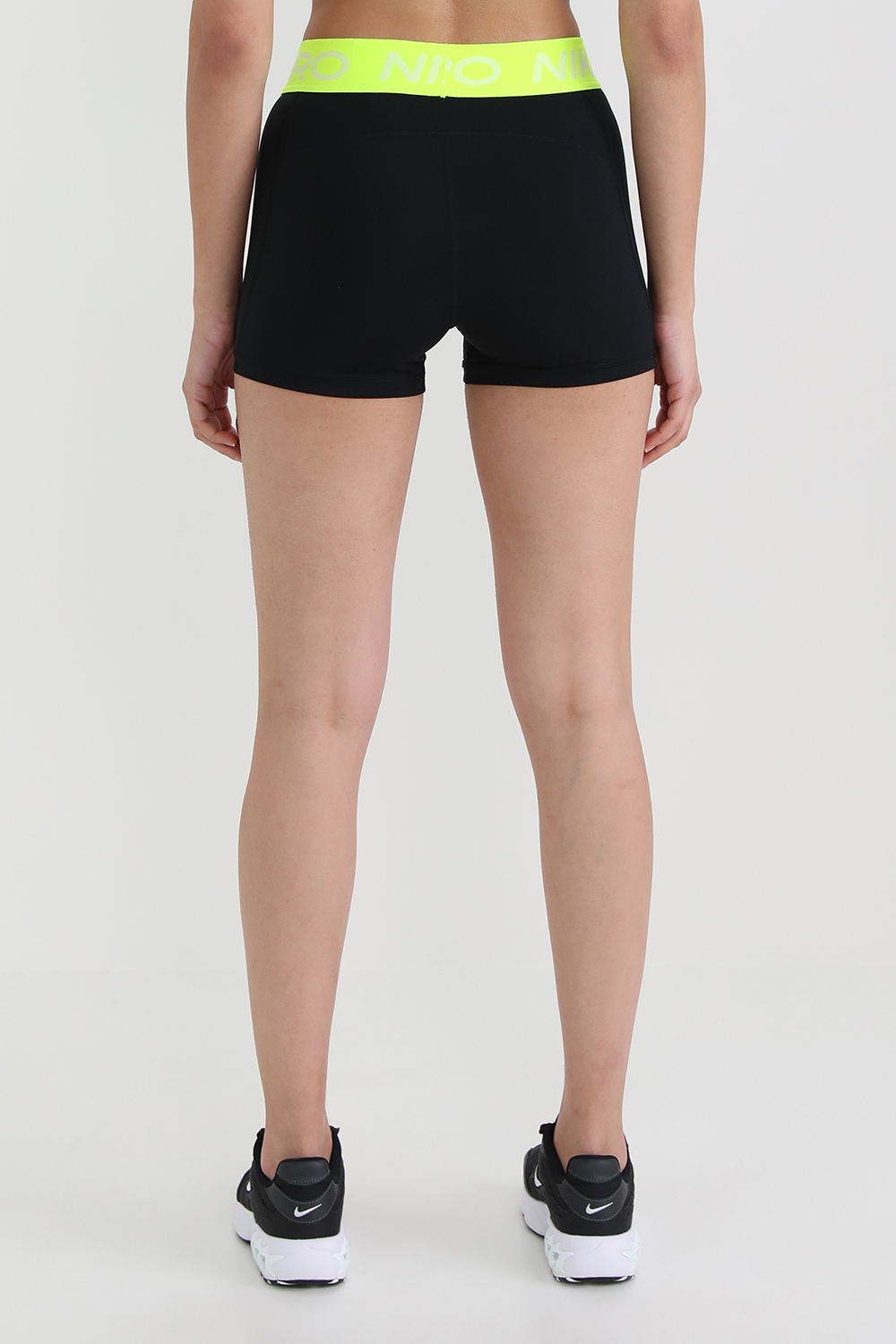 תמונת דוגמן אחורית של מכנסי טייץ קצרים פרו 365