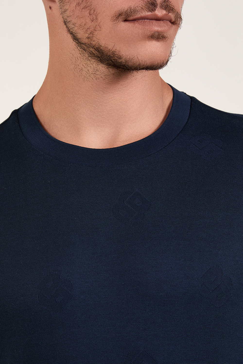 תמונת תקריב דוגמן של חולצת טי