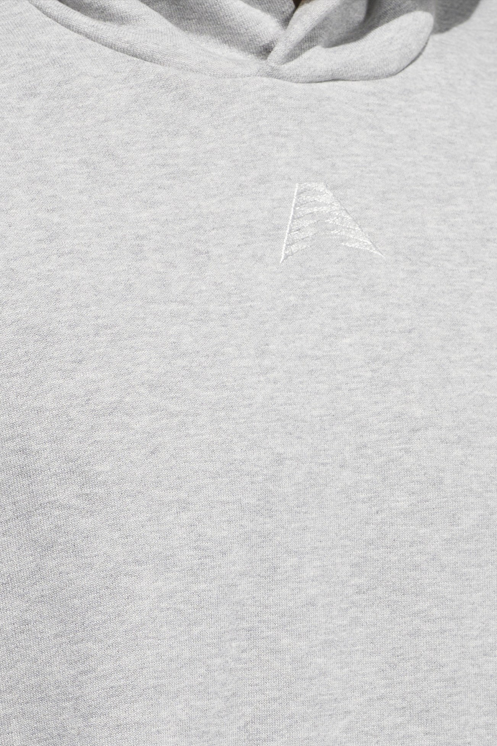 תמונת תקריב דוגמן של סווטשירט קפוצ'ון אנתוני אדוארדס