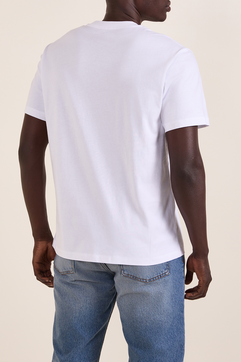 תמונת דוגמן אחורית של חולצת טי