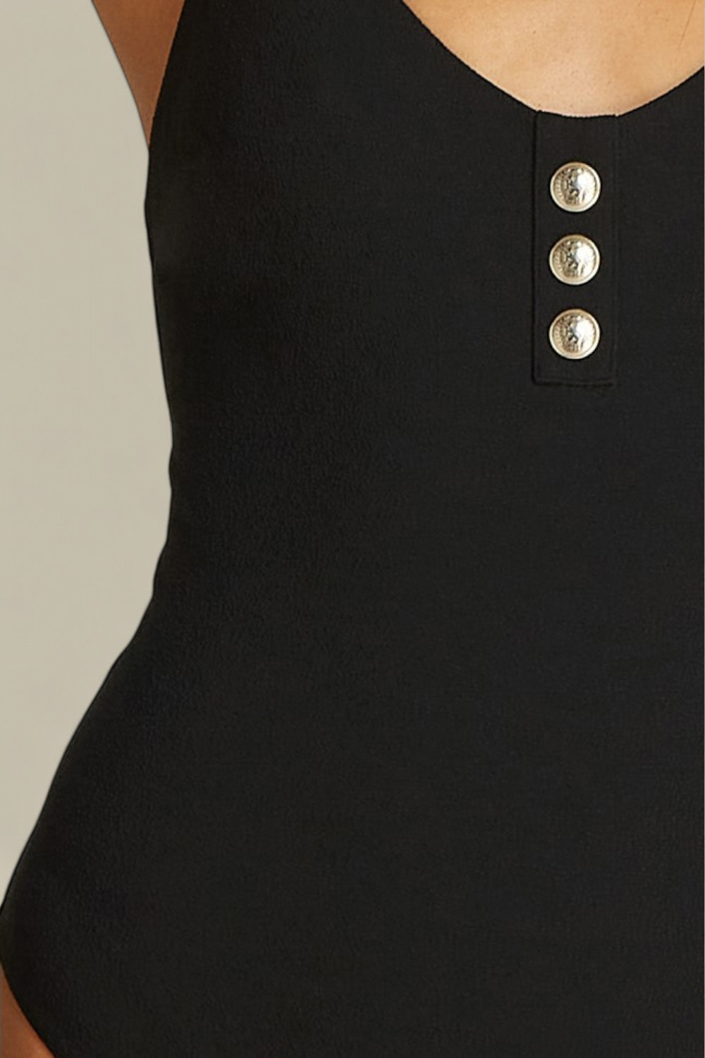 תמונת תקריב דוגמן של בגד ים שלם