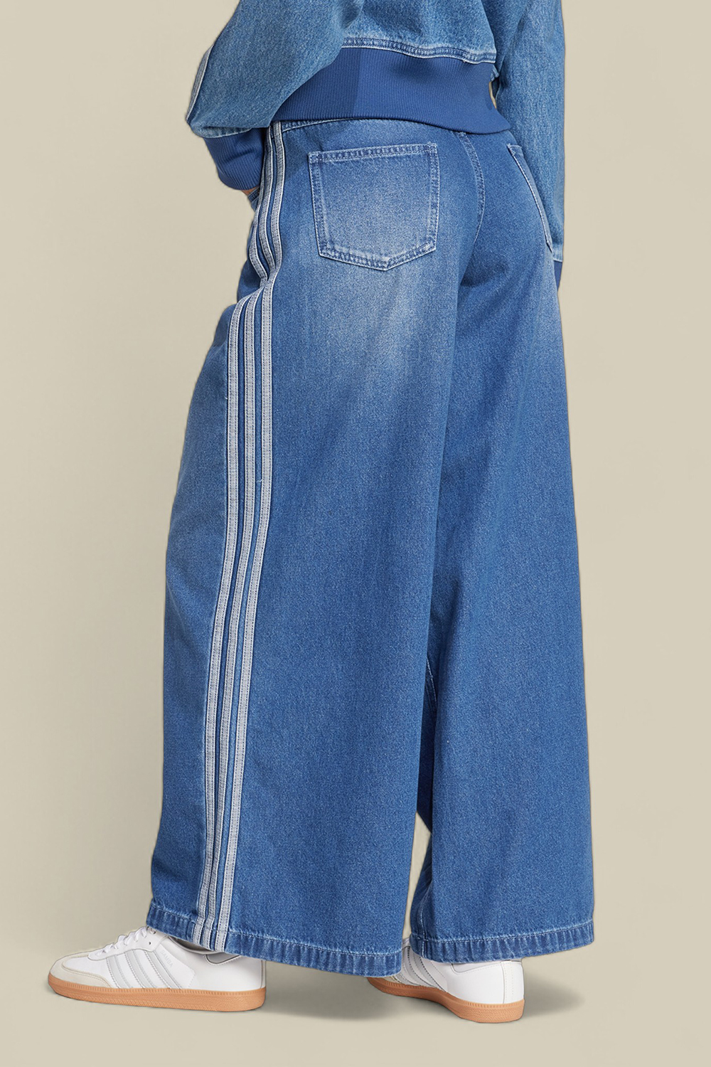 תמונת דוגמן אחורית של מכנסי ג'ינס בגזרה רחבה