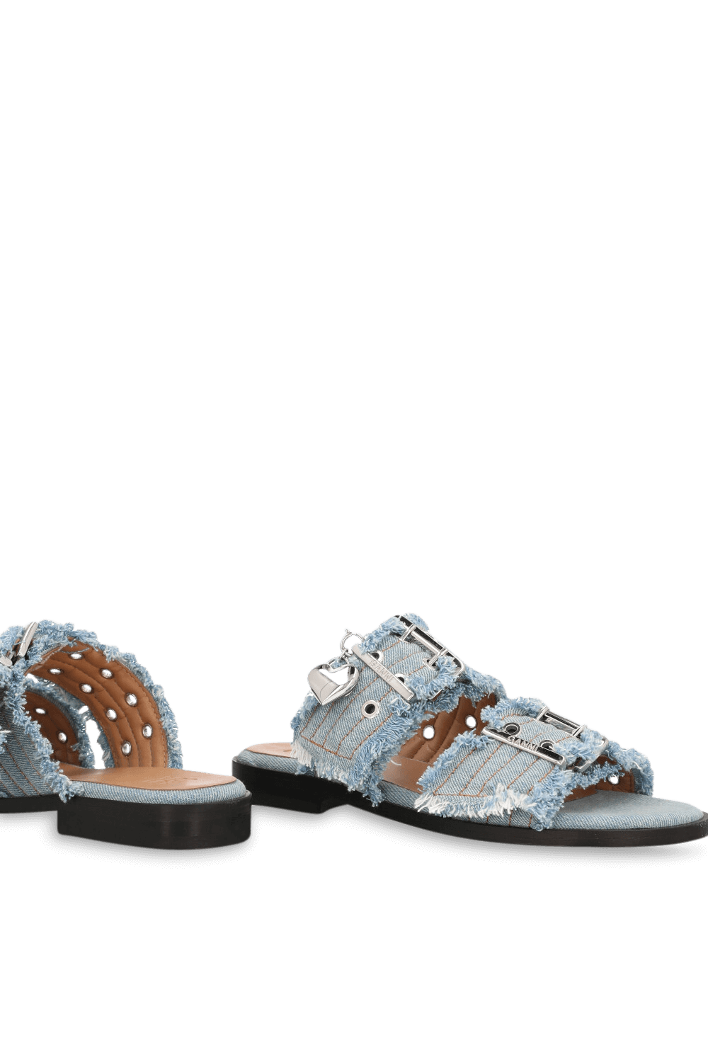 תמונת תקריב של כפכפי סליידס