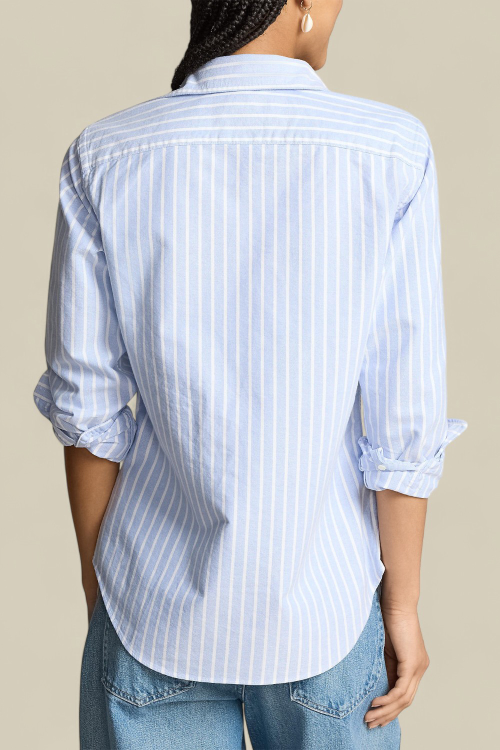 תמונת דוגמן אחורית של חולצה מכופתרת